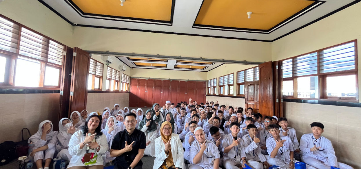 CEGAH PENYALAHGUNAAN OBAT SEJAK DINI, BPOM BOGOR EDUKASI PELAJAR MELALUI PROGRAM TOT CEPOT DI SMK INFORMATIKA PESAT KOTA BOGOR